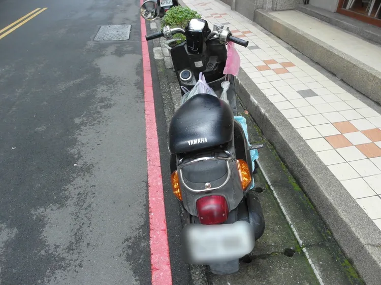 陳婦騎乘的機車毀損嚴重。新莊警分局提供