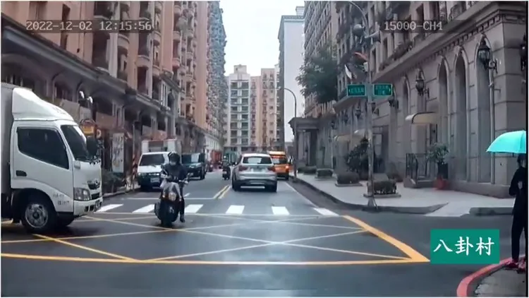 陳姓女騎士經過路口時，右側駛來一輛貨車。翻攝自臉書社團八卦村行車紀錄器影片上傳中心