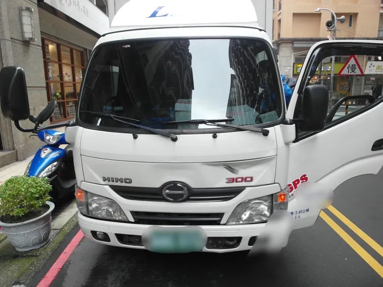 肇事的貨車車頭些微凹陷。新莊警分局提供