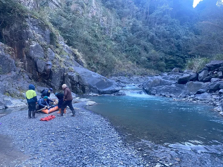 郭姓男子為救愛妻趕緊伸手拉她，未料2人卻雙雙落墜失蹤。翻攝畫面