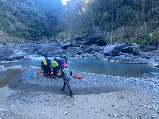霞喀罗古道遇难!他为救爱妻双双坠谷亡 夫遗体28天后在河床找到