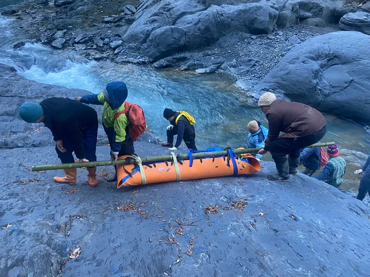 因正值枯水期，終於在白石吊橋9公里處下方約30至40公尺的河床上尋獲69歲郭男，但他已不幸身亡。翻攝畫面