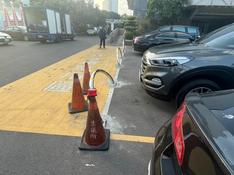 距景福廳大門較遠的兩支車擋明顯被撞歪。周庭慶攝