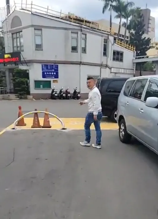 江和樹質疑，車擋與車擋間距離過大，根本無法收到阻隔效果。江和樹提供