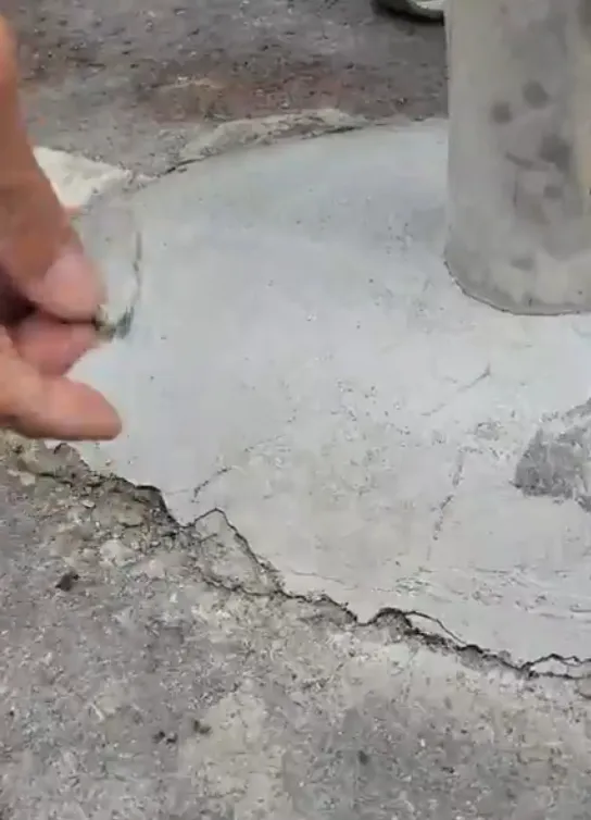 江和樹抨擊，固定鋼板剛以混凝土舖好，但一剝就脫落。江和樹提供