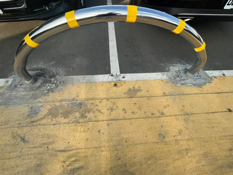 江和樹質疑，車擋上貼黃色膠帶若是為反光效果，「有效嗎？」。周庭慶攝