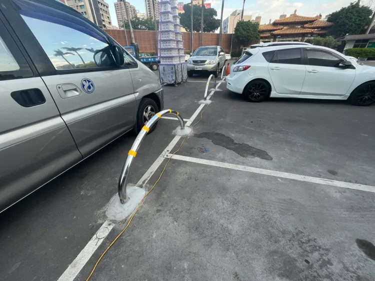 停車格的車擋疑遭撞後，包商以混凝土將底部舖平。周庭慶攝