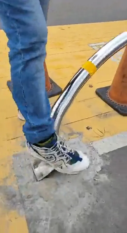 江和樹抨擊，掀起的固定鋼板若不舖平，會造成民眾踢中受傷。江和樹提供造