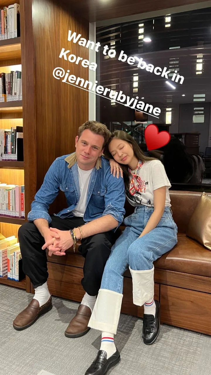 Jonathan Anderson（左）日前在個人IG中曬出與Jennie的合照，足可見兩人的深厚交情。翻攝jonathan.anderson IG