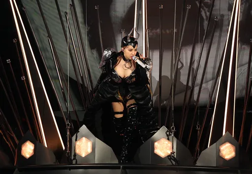 超狂｜蔡依林跨年夜上班2周吸金1.8億　G罩杯側乳滿出來快撐破馬甲