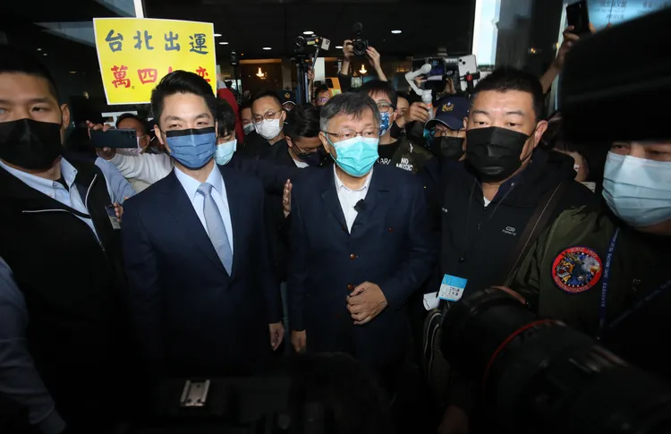 柯文哲與蔣萬安一同走至西大門。鄭孟晃攝