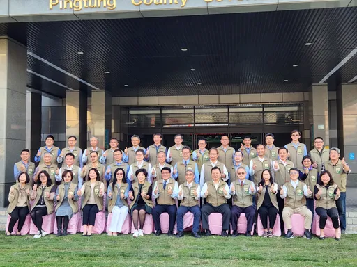 揮別8年團隊!潘孟安不捨拍畢業照 叮囑:要聽新縣長的話