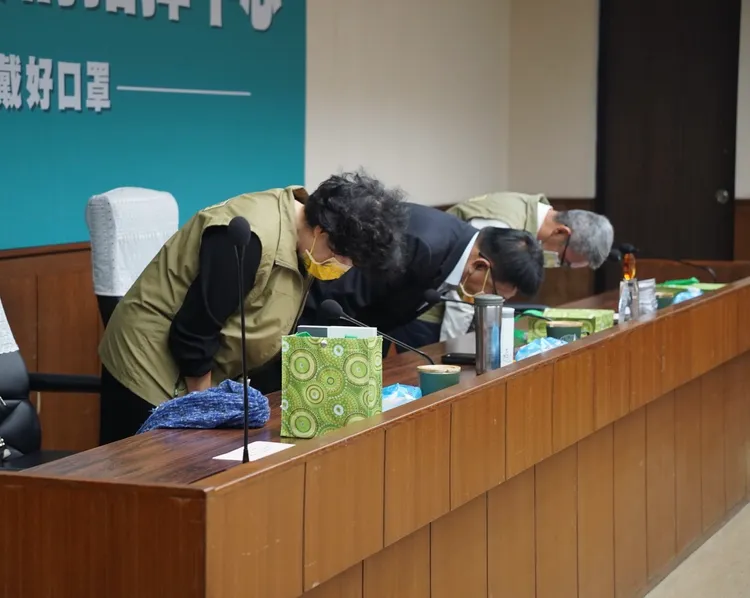 縣府三巨頭會中向一級主管等鞠躬，感謝8年來的辛苦。屏東縣政府提供