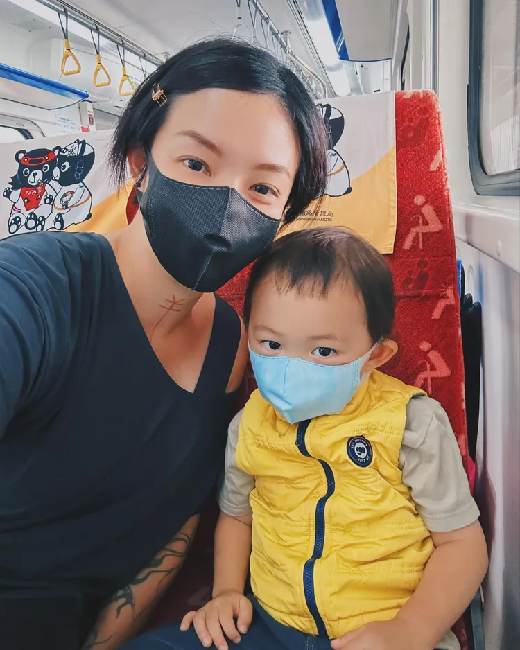 歐陽靖對新醬十分疼愛。引自歐陽靖臉書