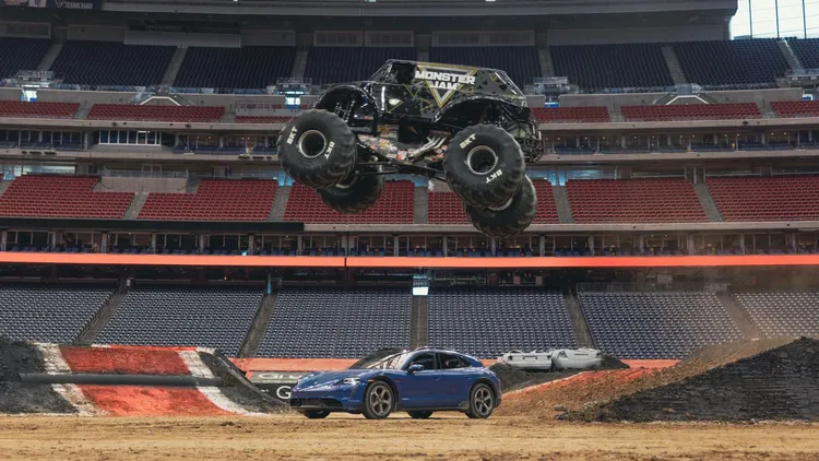  保時捷賽車手 Leh Keen駕駛 Taycan Turbo S Cross Turismo 和Monster Jam 車手 Linsey Read駕駛她的怪獸卡車在美國德州NRG 體育場進行一場有趣的比賽。原廠提供