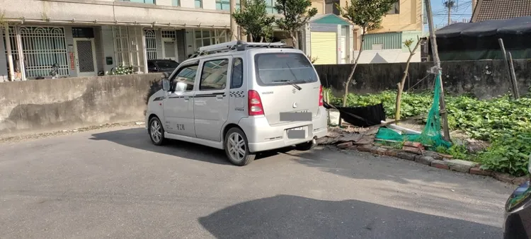 因為奶奶節儉所以他家沒花錢裝鐵門。翻攝爆料公社