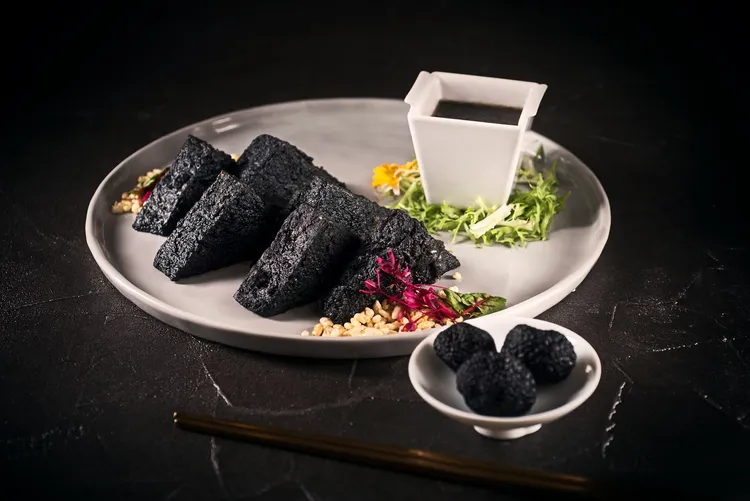 「黑松露脆皮豆腐」是使用雞蛋、無糖豆漿製成豆腐，炸至酥脆後淋上黑松露馥郁醬料，噴香夠味。六福旅遊集團提供