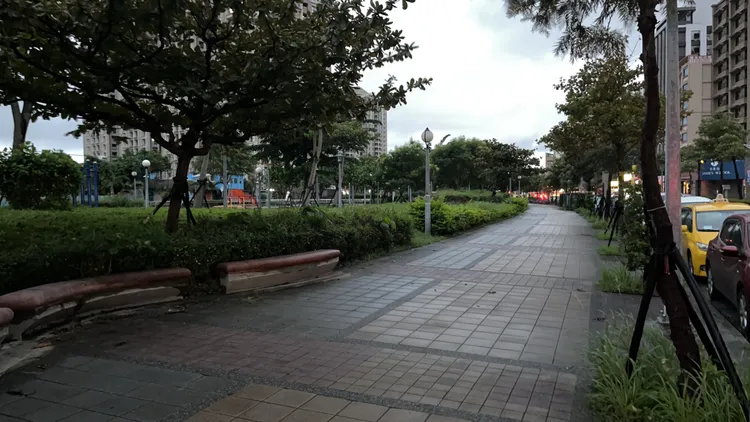 受傷男子在附近小公園倒地由救護人員送醫。翻攝畫面