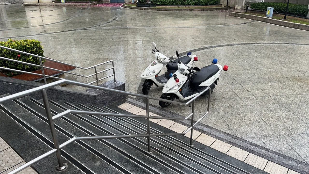 蘆洲捷運站外還有警用機車停在現場。翻攝畫面