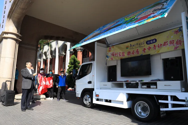 竹縣老人文康專車。縣府提供