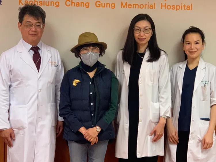 高雄長庚醫院今開達文西衛教記者會，左起鳳山醫院副院長林志哲、子宮肌瘤者黃姓婦人、高長婦產部副主任莊斐琪與婦產部婦科主任楊采樺。吳慧芬攝