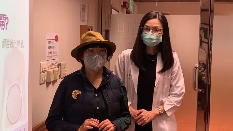 高雄長庚醫院婦產部副主任莊斐琪（右）為黃姓婦人進行達文西經陰道自然孔全子宮切除手術，摘除子宮與肌瘤。吳慧芬攝