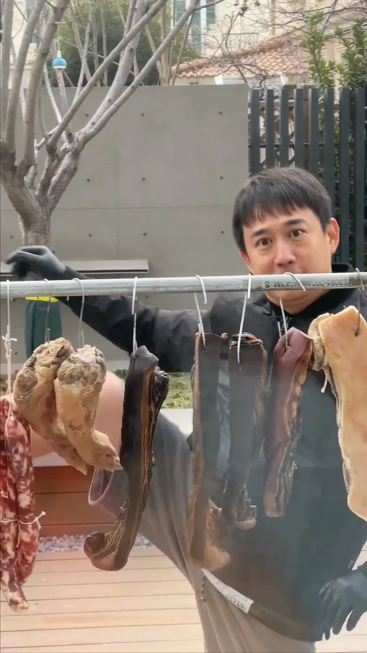 黃磊勇穿短褲曬臘肉，結果隔天確診。翻攝黃磊抖音