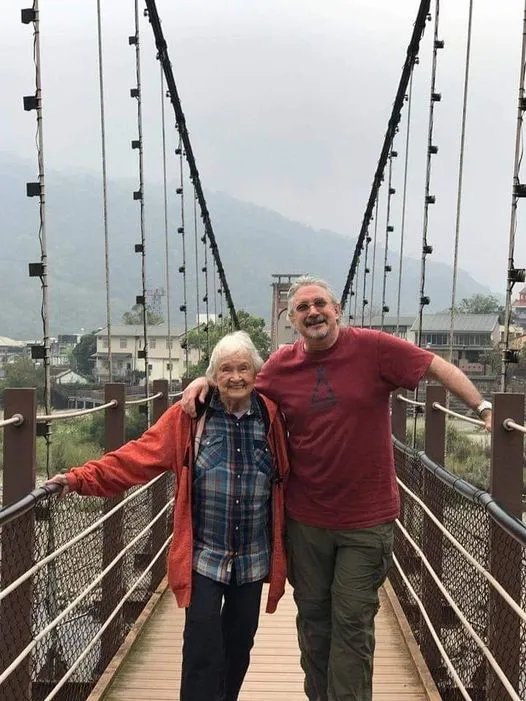 馬修（右）與媽媽一起出遊。獨一無二娛樂文化提供