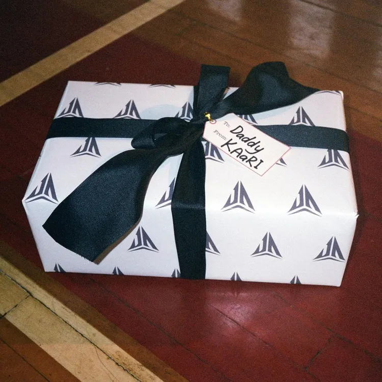 Ja 1簽名鞋和包裝上的三角形標誌，象徵莫蘭特在場上超越一切障礙的能力。翻攝jamorant IG