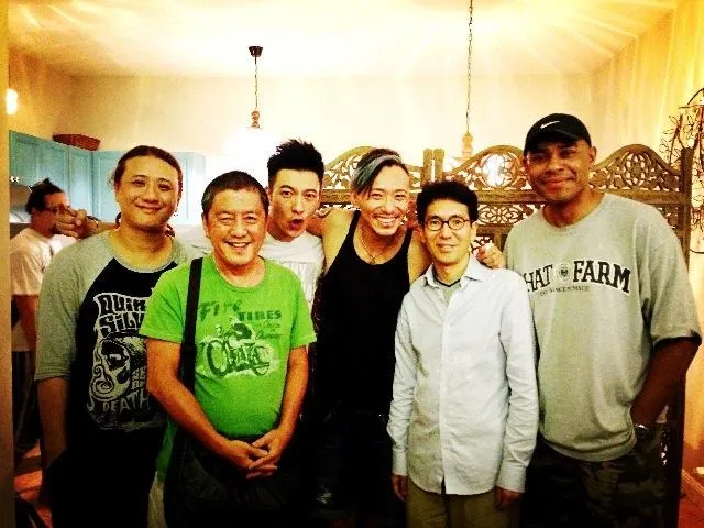 李惠群（左二）多年前和信樂團合照；右二為音樂人詹凌駕。翻攝Tomi Fucahala臉書