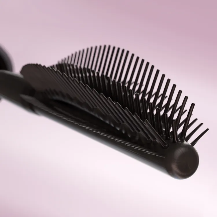 其擁有獨特的扇形刷頭，就猶如睫毛的小梳子。品牌提供