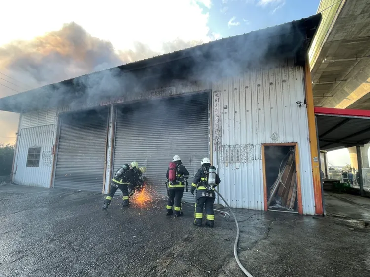 消防局鋸開鐵捲門試圖進入搶救。消防局提供