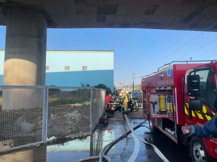 大型消防水車難以靠近救災，只能接駁水線灌救。消防局提供