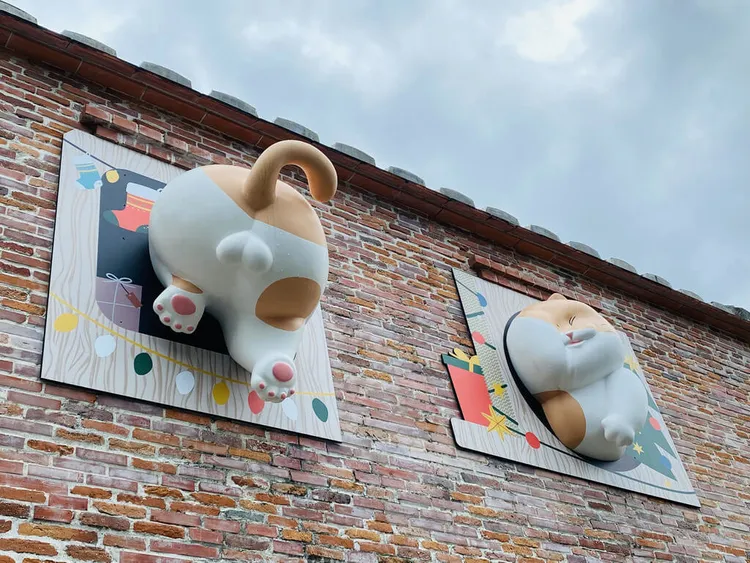 逢虎年尾聲，淡水古蹟博物館在淡水海關碼頭推出「光映淡水」活動，結合五虎崗在地特色，將洋樓化身為巨型貓屋，讓古蹟從裡到外都可愛。（淡水古蹟博物館提供）中央社