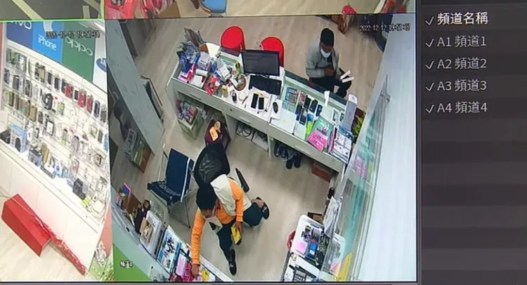 男子趁業者轉身拿手機殼時，將兩支高價蘋果手機拿了就跑。民眾提供