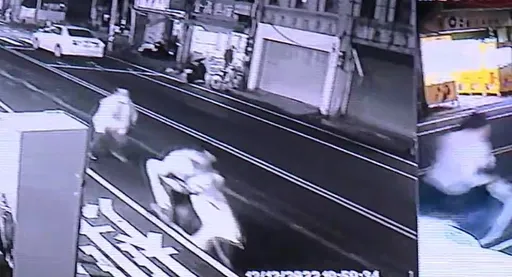 1秒奪走兩支iPhone 影片曝光!惡徒勘地形再假買真搶