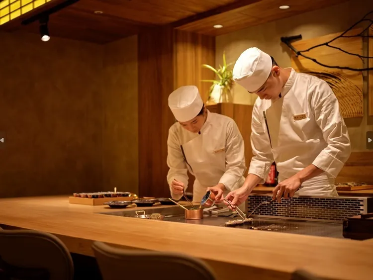 王品集團明年啟動調薪，正職起薪含全勤最低33K起，底薪加制度獎金，有機會挑戰年薪百萬。業者提供