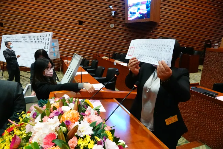 宜蘭縣議會正副議長選舉，選務人員逐一唱票。林泊志攝