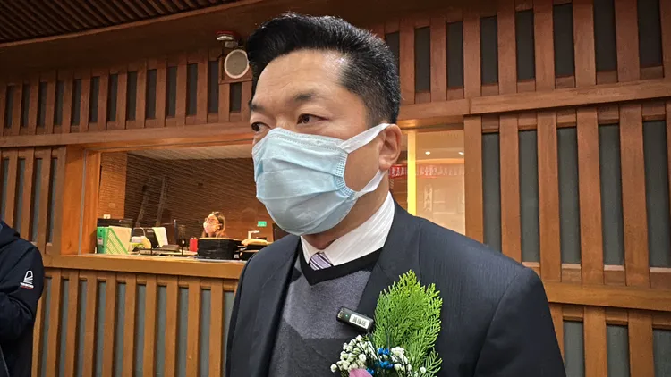 民進黨新科議員謝正信於議長選舉時，卻誤投給同黨簡松樹，違背黨團決議，民進黨宜蘭縣黨部主委陳俊宇說，將送執委會討論懲處事宜。林泊志攝