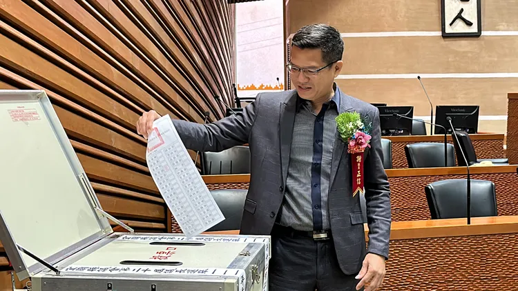 民進黨新科議員謝正信於議長選舉時，卻誤投給同黨簡松樹，違背黨團決議。林泊志攝