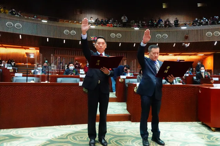 前議長張建榮之子、新科議員張勝德（左）與無黨聯盟陳漢鍾拿下正副議長寶座，隨即宣誓就職。林泊志攝