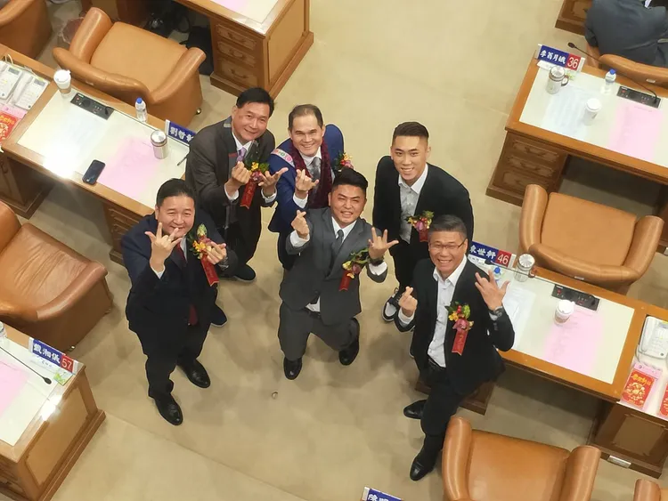 新北市議員林金結、林國春、蘇錦雄、廖宜崐、陳世軒與陳明義等人一同合照，藍綠選舉正副議長氣氛融洽。林金結服務處提供