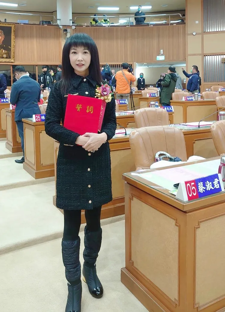 「林口阿姨」新北市議員蔡淑君一身黑色套裝，更顯對儀式的尊重。服務處提供