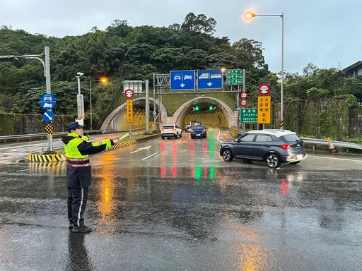 跨年交通|蘇花改南下入口端湧現車潮 警預估中午後塞車漸舒緩