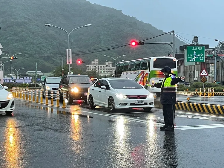 蘇澳警方加派警力疏導交通。警方提供