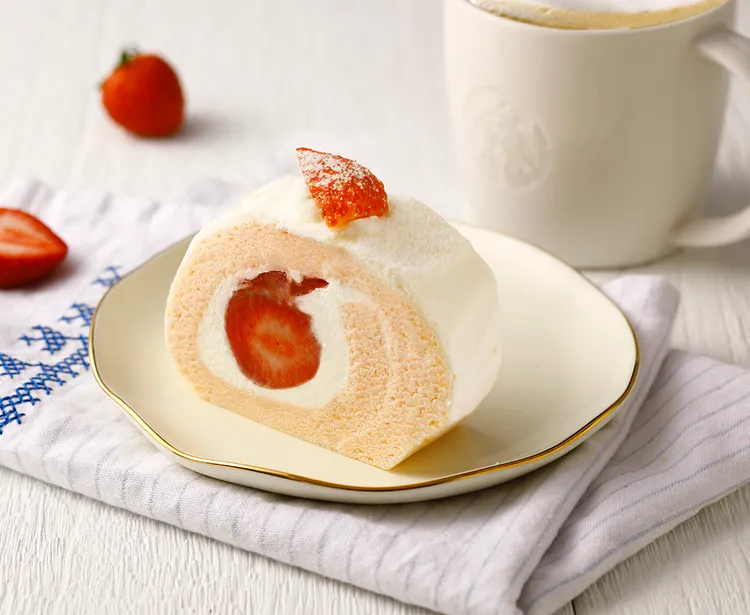 草莓生乳捲，售價135元。業者提供