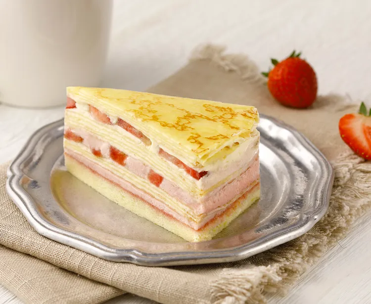 草莓千層薄餅，售價160元。業者提供