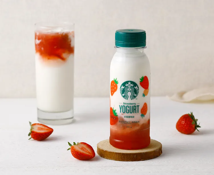 草莓優格飲，售價105元。業者提供