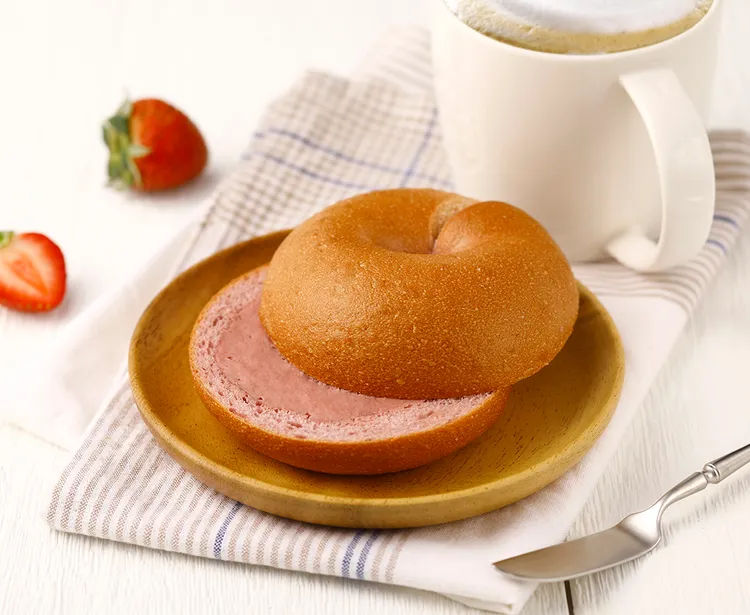 草莓起司貝果，售價65元。業者提供