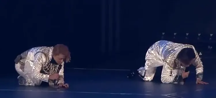 近畿小子重現開場時因全場沒亮燈，被迫趴到提詞機前看歌詞的窘樣。翻攝富士電視台